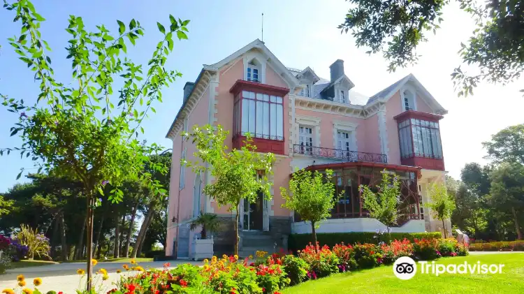 Hotels near Musee Christian Dior