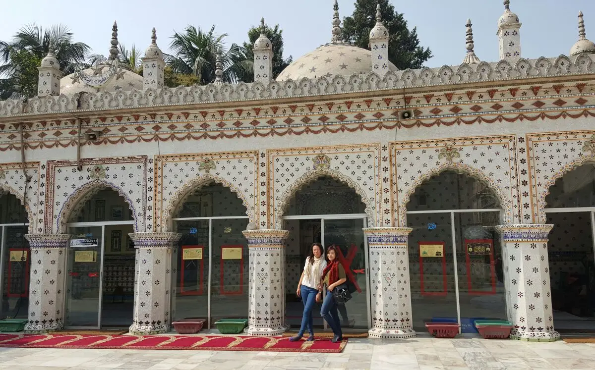 মসজিদের সামনের বাজারের দৃশ্য