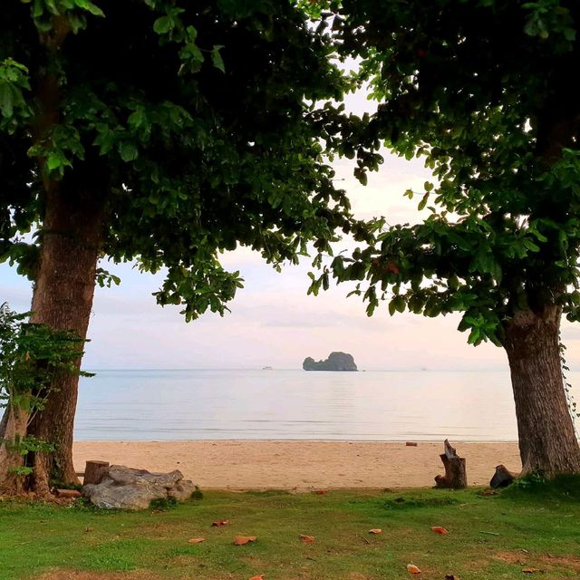 หาดสวย​ ธรรมชาติ​สมบูรณ์​