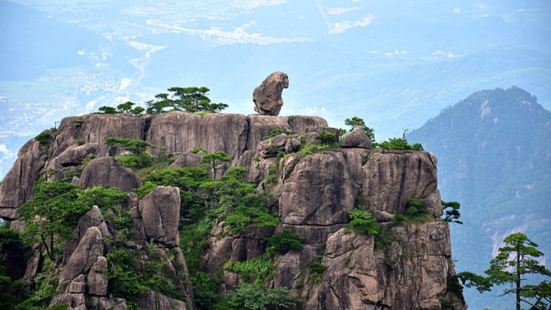 猴子观海是 黄山 的奇石之一，它本身所在的山峰，游人不能登攀