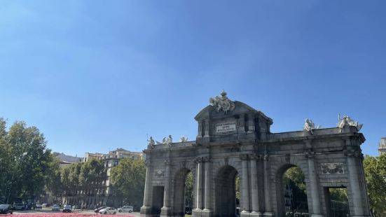 马德里的中心公园一丽池公园 有著名的水晶宫宫和人工湖 每个季