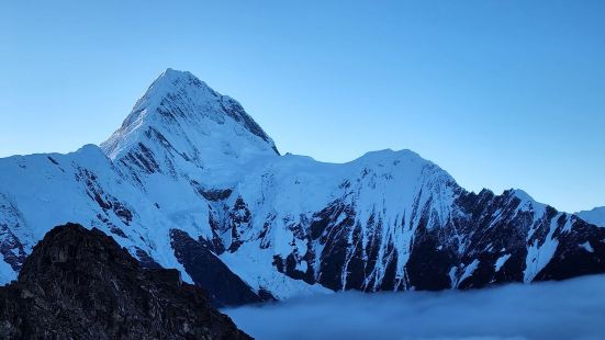 贡嘎山坐落在青藏高原东部边缘，在横断山系的大雪山中段，位于大
