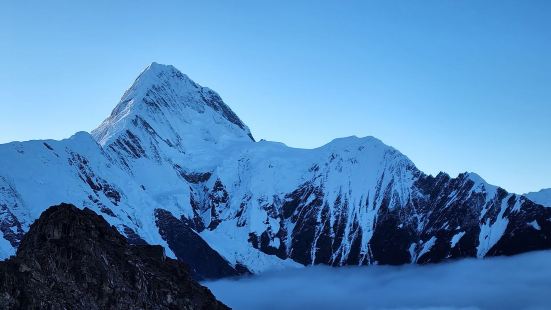 貢嘎山坐落在青藏高原東部邊緣，在橫斷山系的大雪山中段，位於大