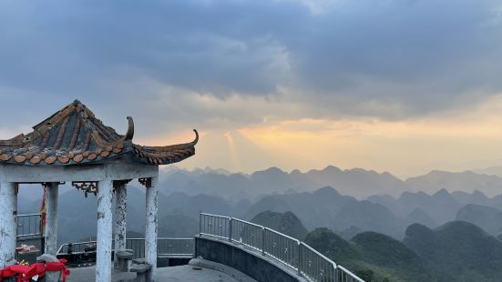 深山裡面的一個景點，進山大概需要開一個小時車，單車道，需要注