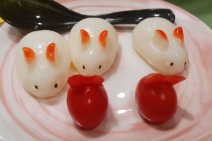 Rabbit Walk The World HONG HE XIAN GUO TU