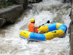 Huaying Mountain Black Dragon Gorge Drifting