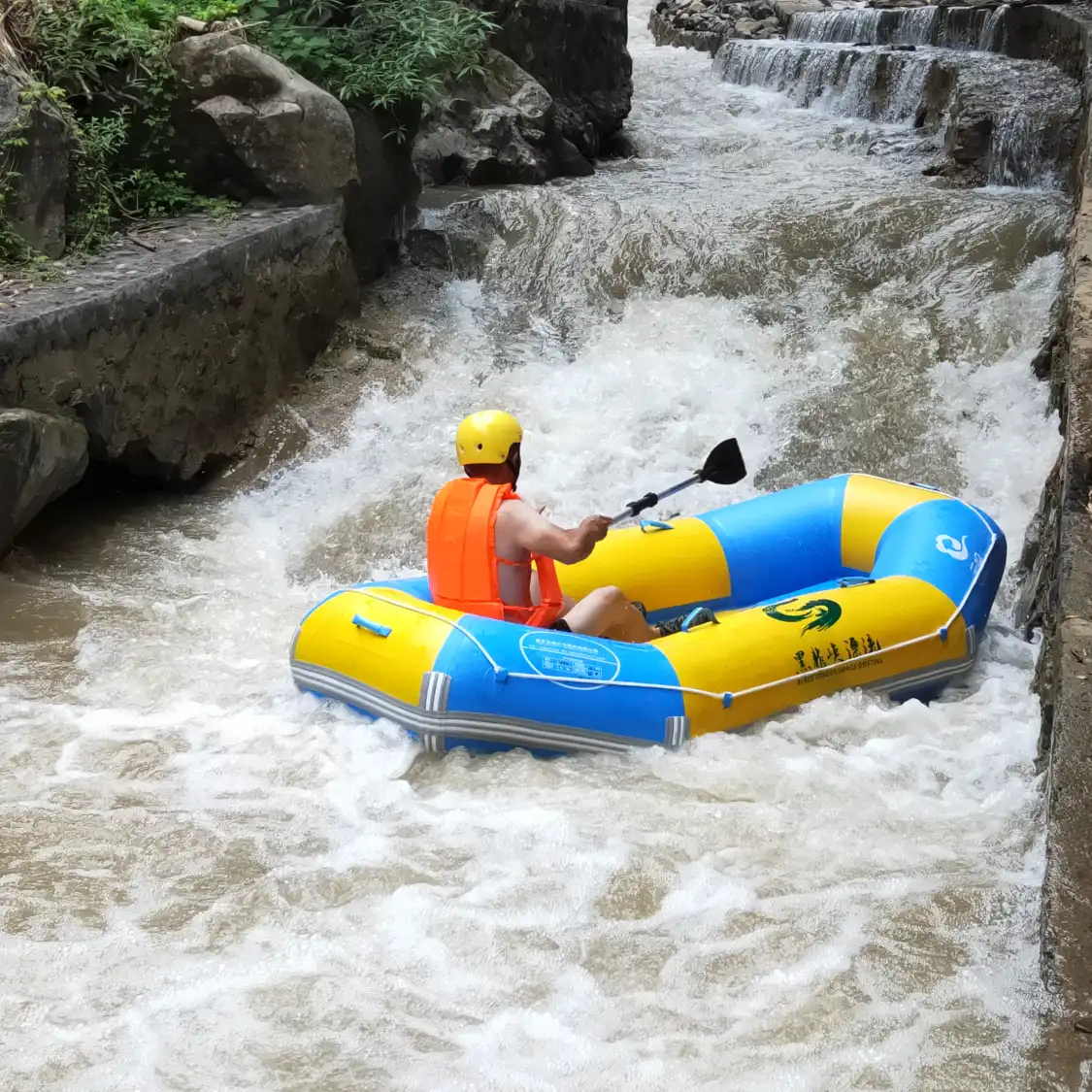 Hotels near Huaying Mountain Black Dragon Gorge Drifting