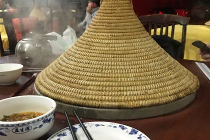 Yaoji Fuxian Lake Signature Stone Pot Fish Restaurant