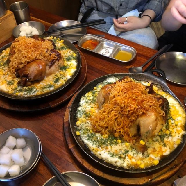 치킨안에 라면이 있는 이색 치킨집 