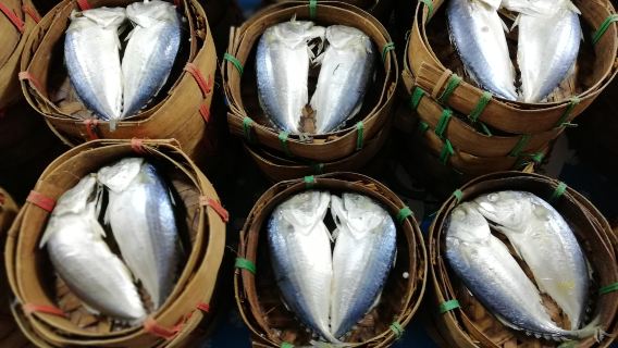 タイ、バンコクのダムヌンサドゥアック水上マーケット + メークロン線路市場日帰りツアー