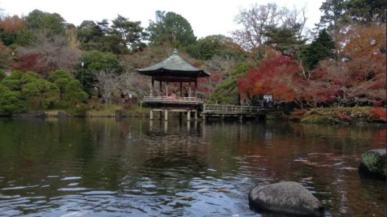 成田山公園，始建於1928年，是利用新勝寺大殿後面的丘陵地，