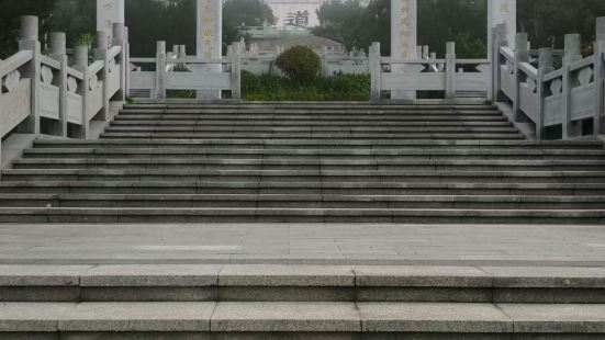 路过附近的姐妹，去山上玩了一圈，发给我几张照片看看，风景不错