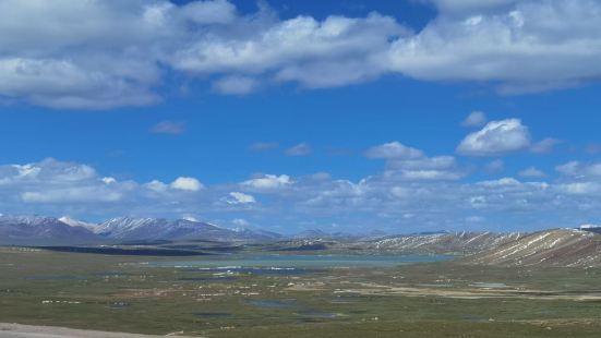 青藏公路唐古拉山口有一個休息點觀景台，望着遠處的念青唐古拉山