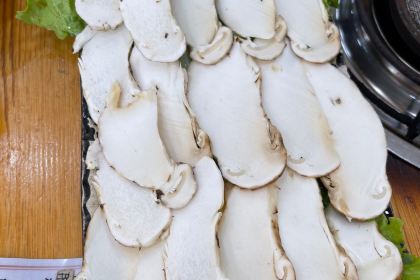 阿妈野生菌土鸡腊排骨·蒸汽石锅鱼