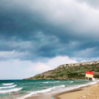 Ramla bay

몰타 고조섬 나두르 지역에 위치한 람라 베이입니다. 숙소 근처 해변을 알아보다가 람라 베이를 찾아서 가게 되었어요. 이 해변은 오렌지 빛 모래가 특이하고 예쁜 것 같아요!!
해변에서 물놀이를 마치고 돌아가려는 길에 아이스크림 트럭을 발견해서 아이스크림까지 먹고 돌아갔답니다☺️ 사장님도 굉장히 친절하세요.

#몰타여행 #소도시여행 #뚜벅이여행 #바다 #해변 #아이스크림 #2019여행 #다음엔여기 
#도시여행#휴양여행