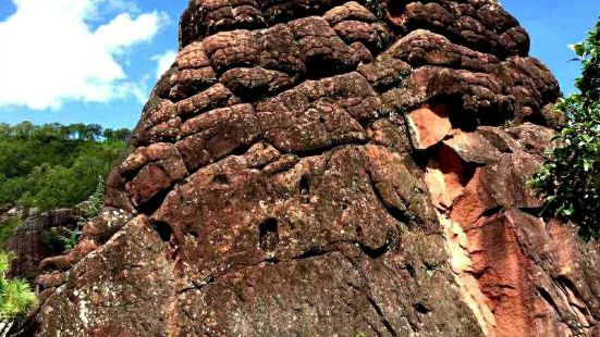 石钟寺石窟是云南大理剑川石钟山石窟(又称石宝山石窟)三大石窟