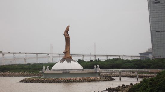 远远可以看见铜铸成的观音像，走近后可以看到像下方有一个莲花造