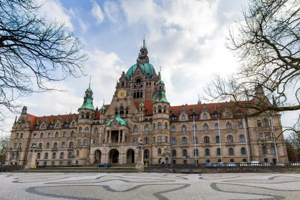 Skulptur 'Mann mit Regenschirm'周辺のホテル