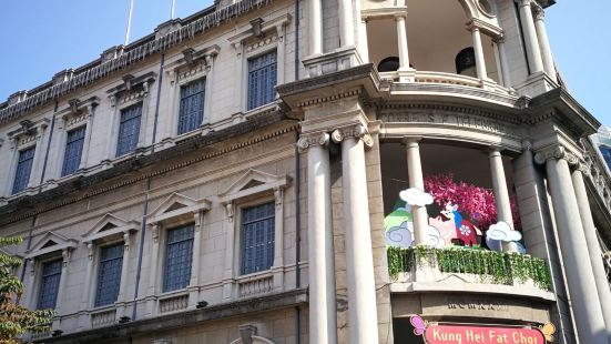 位于议事亭前地的澳门邮政总局大楼具有百年历史，建筑极具葡萄牙