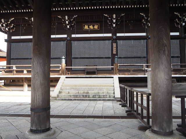 断崖にそびえ立つ「清水寺」