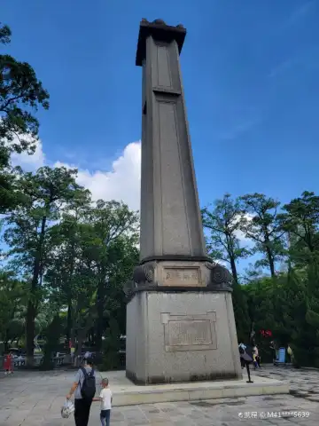 Hotels near East Gate Monument