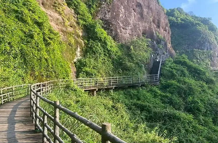Hotels near Elephant Trunk Mountain Geopark