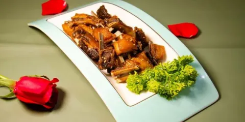 塔鄰阿度沁奶茶館(金宇店)