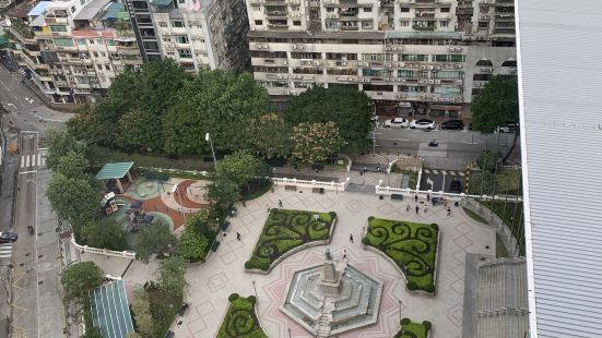 作為皇都酒店住客時必經之路花園寬廣，除有兒童遊樂設施及涼亭間