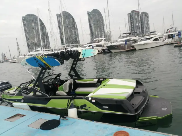 Wakesurfing in Shenzhen