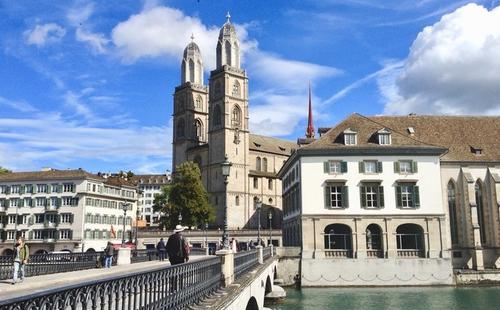 苏黎世大教堂也是瑞士最大的教堂之一，这座教堂就在苏黎世老城区