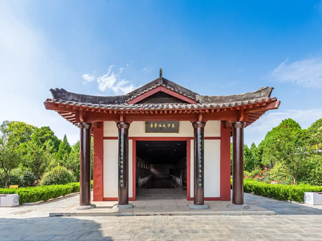 Hotels near Qianling Museum