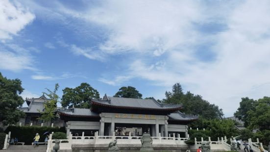 刘公岛博览园有好几个景点组成。这里最值得的是看过海圣殿之后，