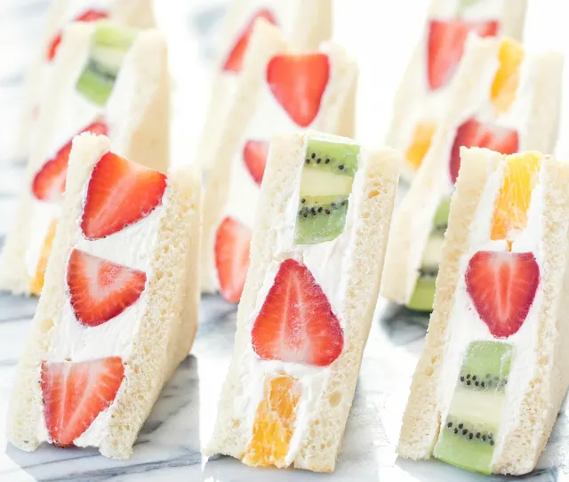 ヨーグルトとフルーツのサンドイッチ