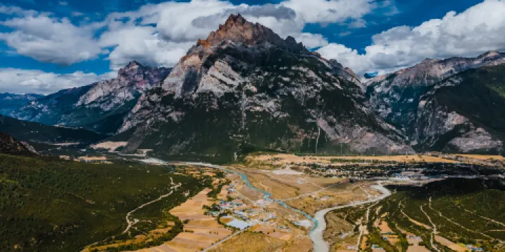 盔甲山宋東巴熱神山
