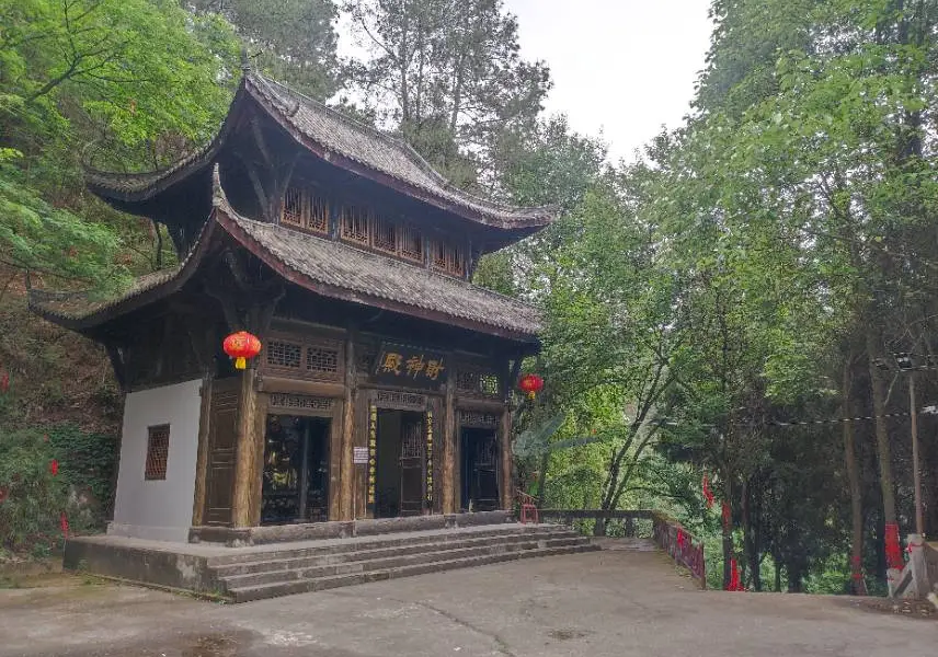 Buddha Tourist Attraction in Yuji Mountain