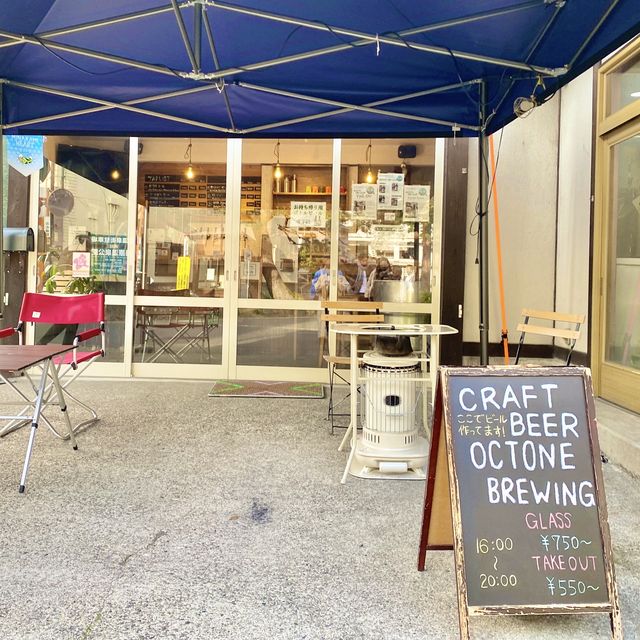 足湯に浸かりながらクラフトビールを