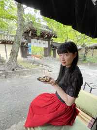 今宮神社前を眺めながら　あぶり餅を堪能。