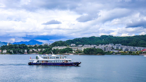 Sightseeing Boats in Qiandaohu