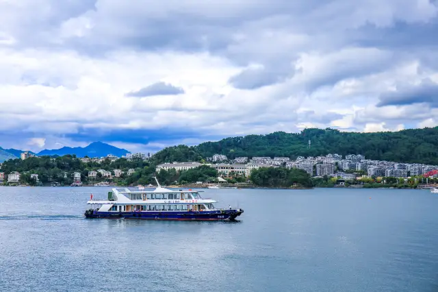 Sightseeing Boats in Qiandaohu
