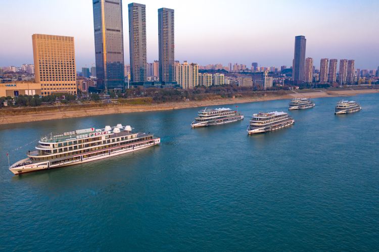 Handling two dams and one gorge cruise