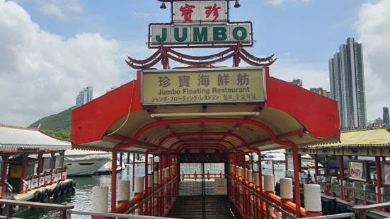 在珍寶海鮮舫離港前夕，有幸坐舢舨遊香港仔避風塘，真是一個難忘