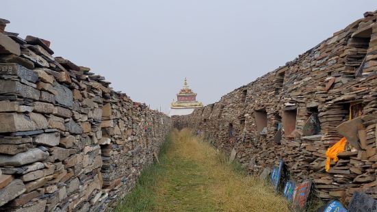 青海玉树新寨嘉那玛尼石城，由藏传佛教萨迦派、结古寺第一世嘉那