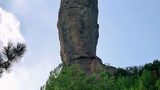 棒槌山在磬锤峰国家级森林公园内的山上，有一块石头，上粗下细，