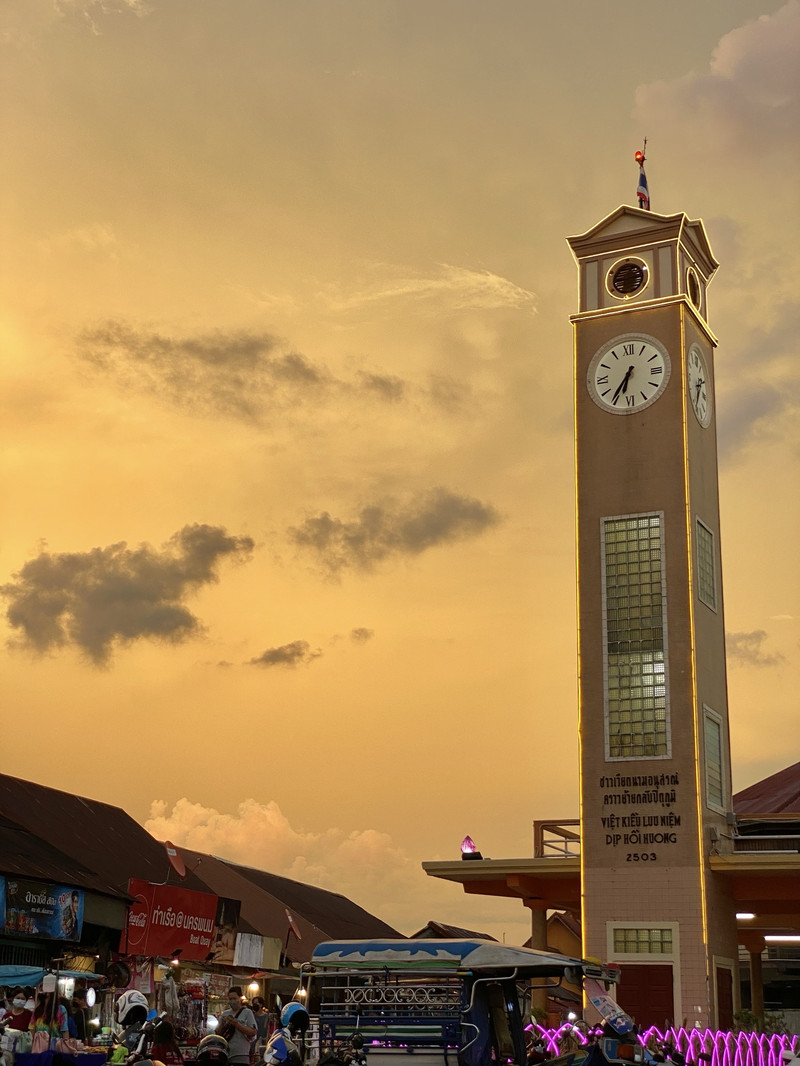 รีวิวที่เที่ยวนครพนม หอนาฬิกาเวียตนามอนุสรณ์ (Vietnamese Memorial