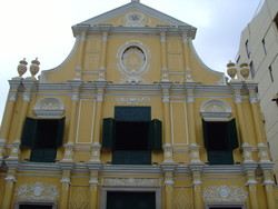 门口人真的不是一点点多，教堂内很是安静，去的那天真的有人在做