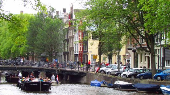 荷兰大城市阿姆斯特丹拥有 100 多公里的运河、约 90 个
