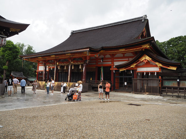 真っ赤な門の「八坂神社」