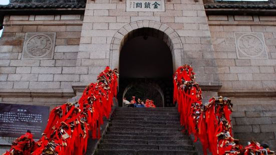 華山金鎖關北接五雲峰，南控華山主峰，東西兩側壑深千丈，關前僅