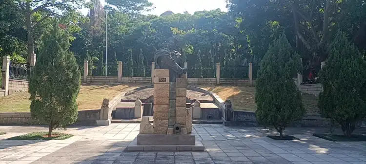 Hotels near Chenhuacheng Tomb