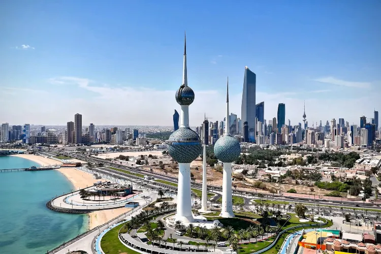 أبراج الكويت وأفق مدينة الكويت في محافظة العاصمة